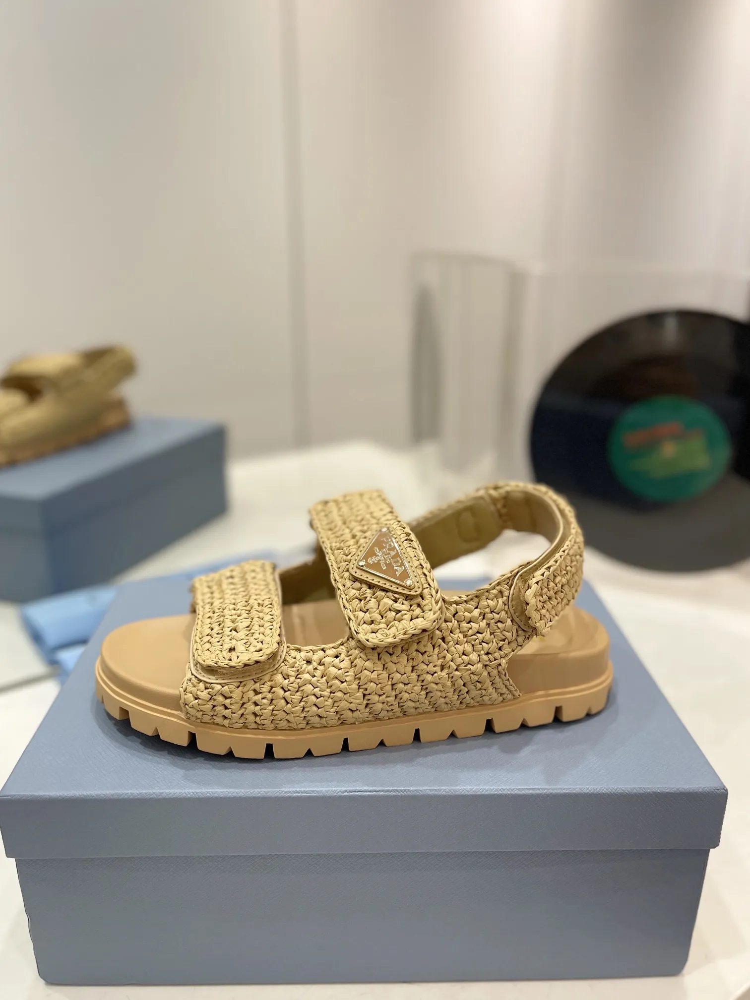 プラダ新作わら編みフラットサンダルベージュ - 画像 (5)