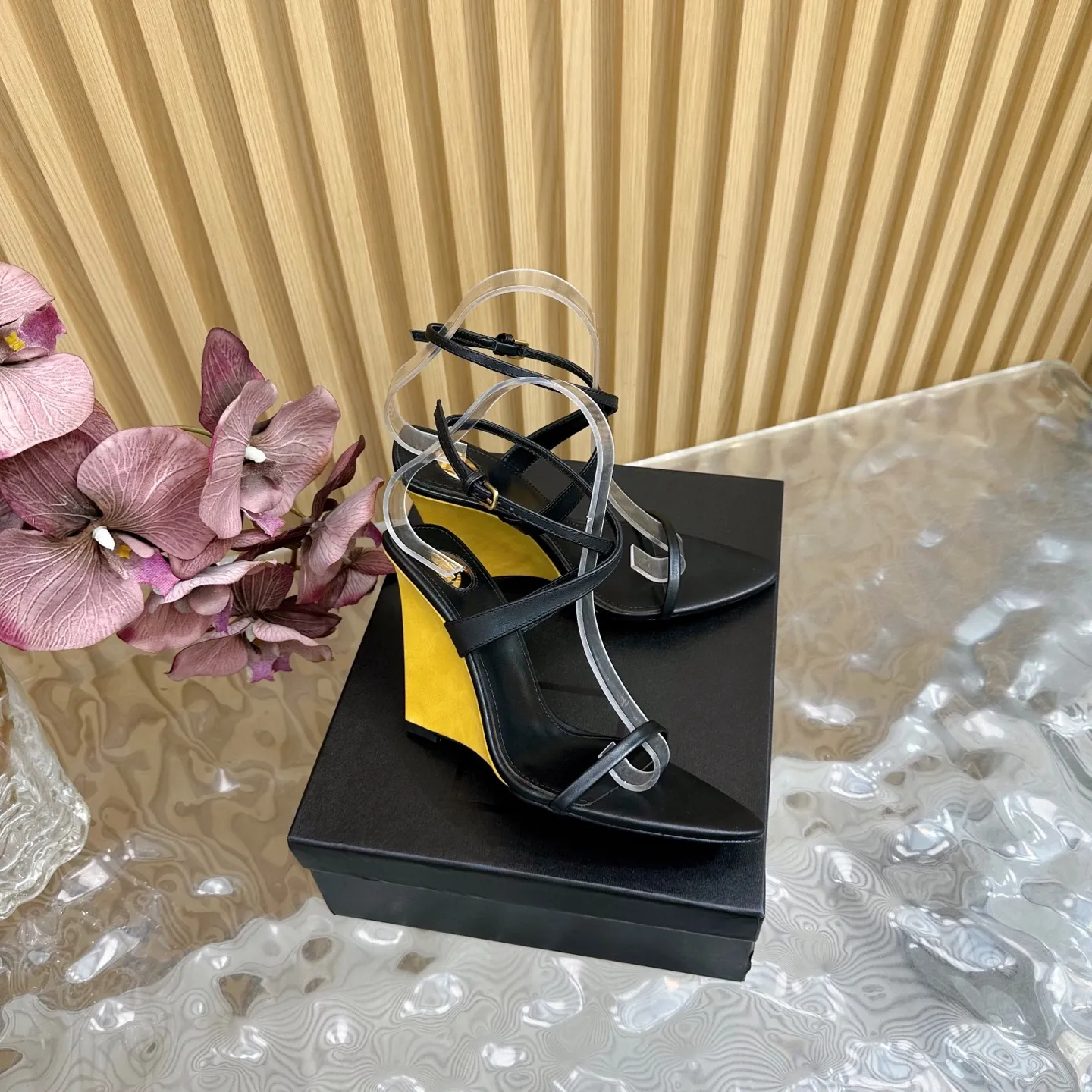 Saint Laurent 新作ブラックハイヒールサンダル - 画像 (3)