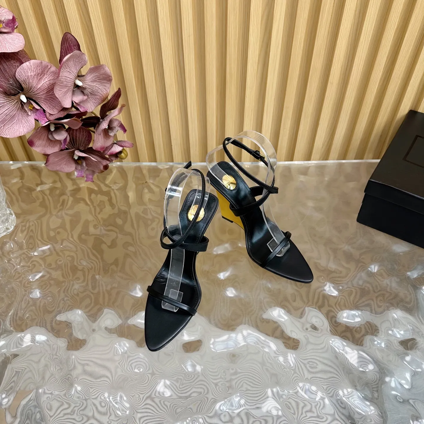 Saint Laurent 新作ブラックハイヒールサンダル - 画像 (6)
