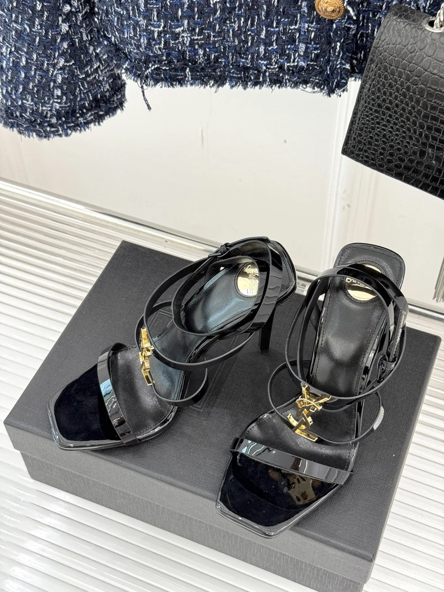 Saint Laurent 新作黒ハイヒールサンダル - 画像 (3)