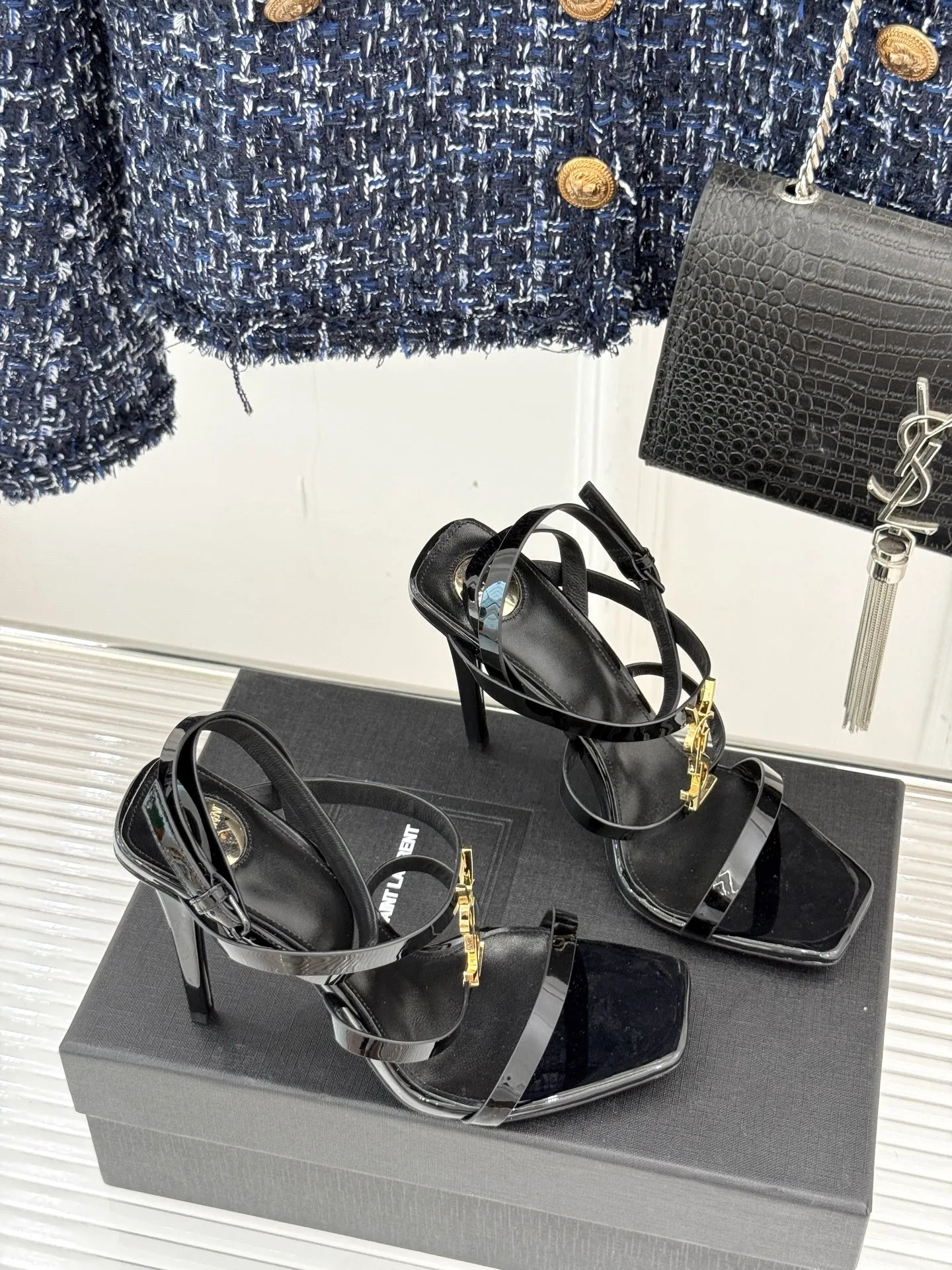 Saint Laurent 新作黒ハイヒールサンダル - 画像 (4)