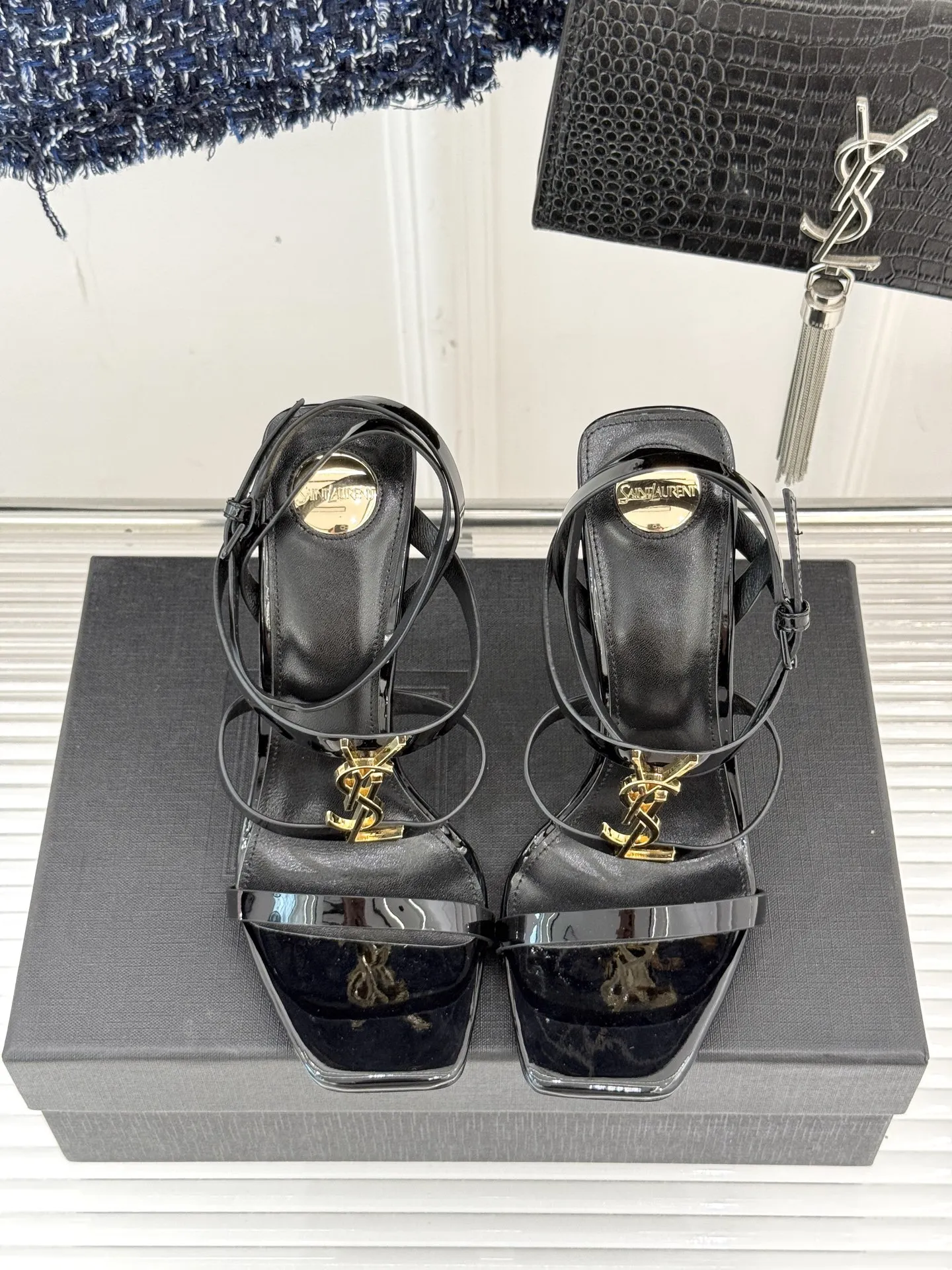 Saint Laurent 新作黒ハイヒールサンダル - 画像 (5)