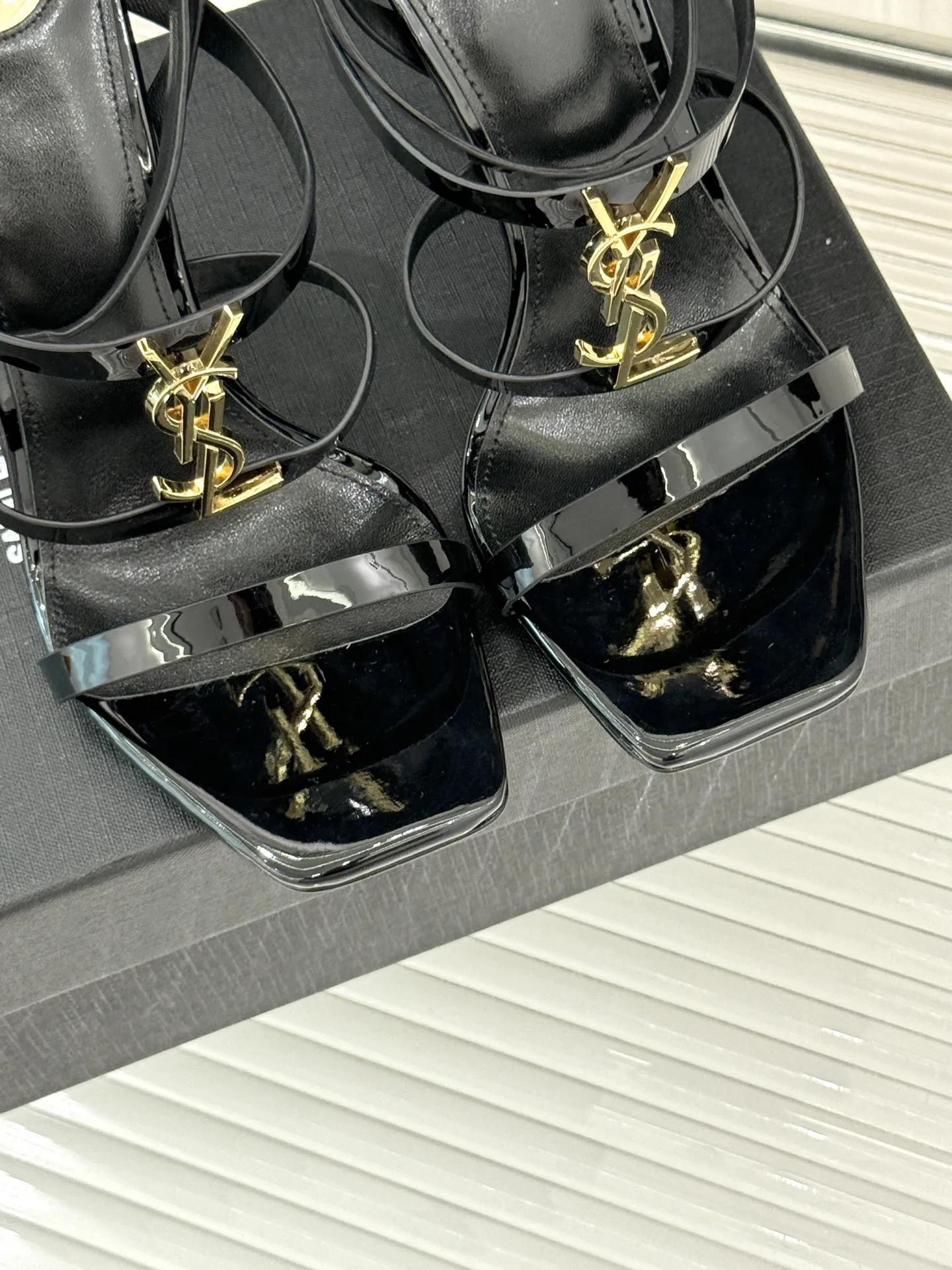 Saint Laurent 新作黒ハイヒールサンダル - 画像 (8)