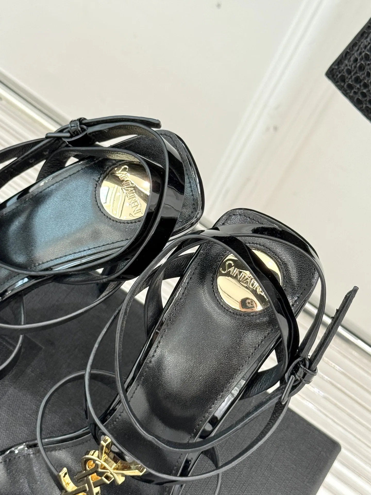 Saint Laurent 新作黒ハイヒールサンダル - 画像 (9)