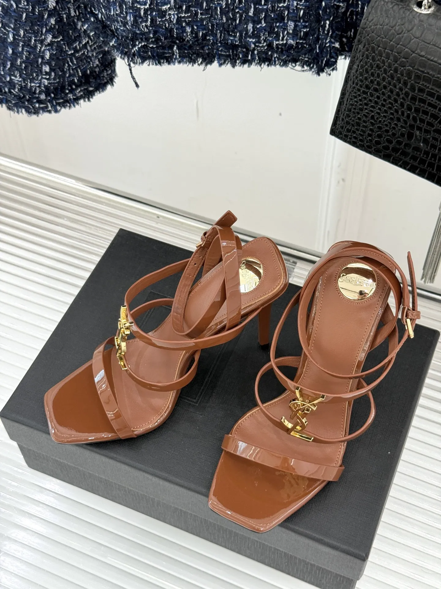 Saint Laurent新作ブラウンハイヒールサンダル - 画像 (3)