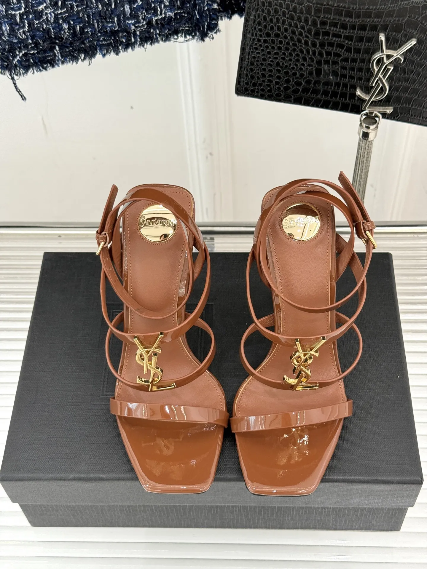 Saint Laurent新作ブラウンハイヒールサンダル - 画像 (5)