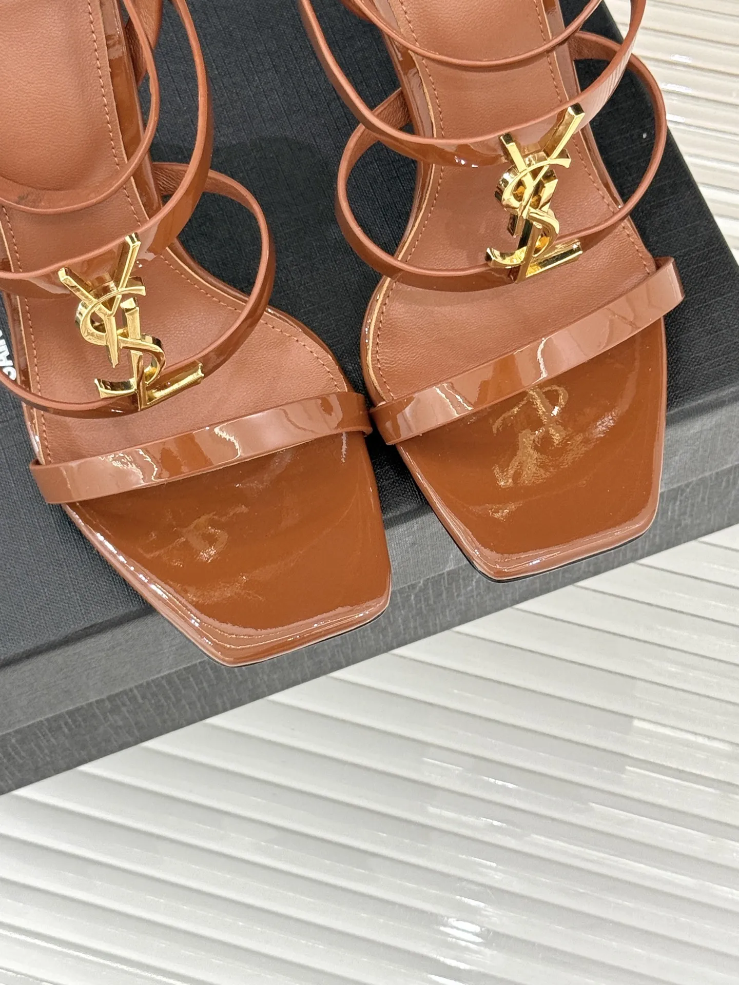 Saint Laurent新作ブラウンハイヒールサンダル - 画像 (8)