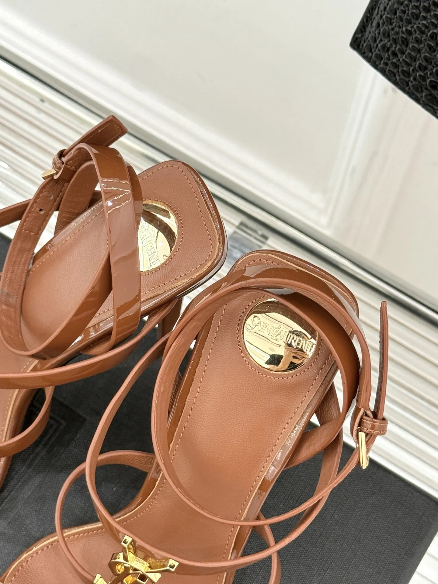 Saint Laurent新作ブラウンハイヒールサンダル - 画像 (9)