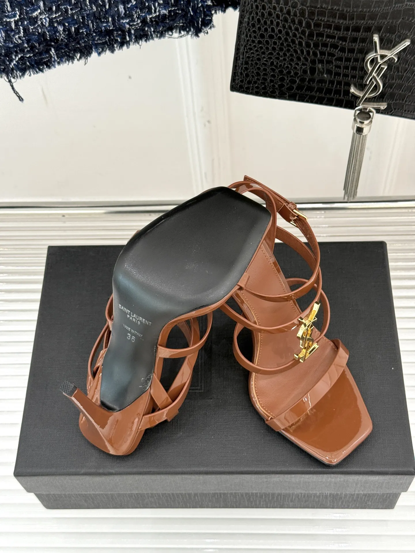 Saint Laurent新作ブラウンハイヒールサンダル - 画像 (10)