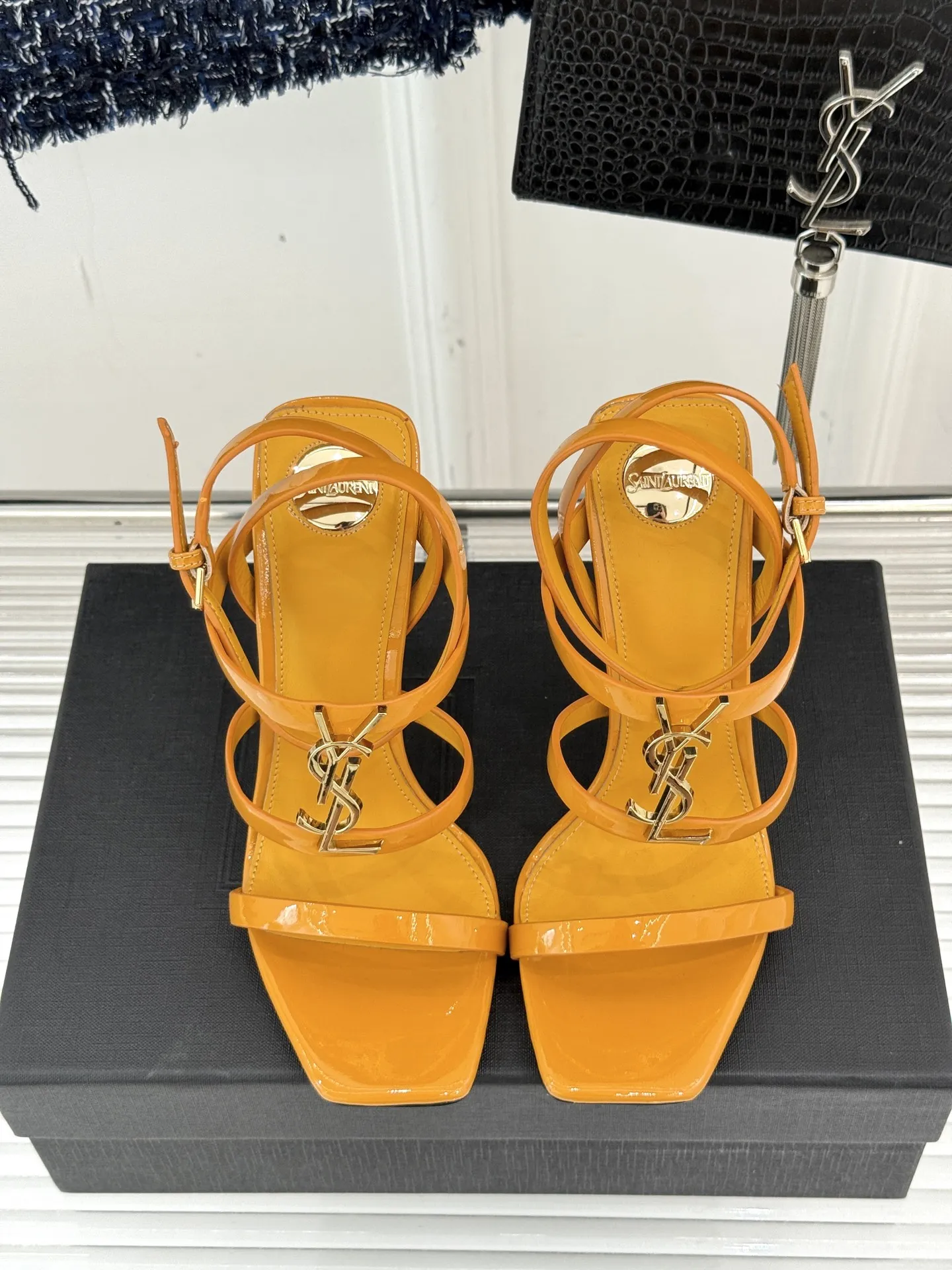 Saint Lauren新作オレンジハイヒールサンダル - 画像 (5)
