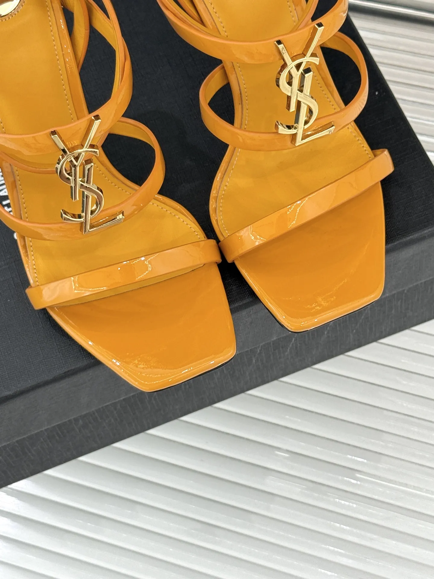 Saint Lauren新作オレンジハイヒールサンダル - 画像 (8)