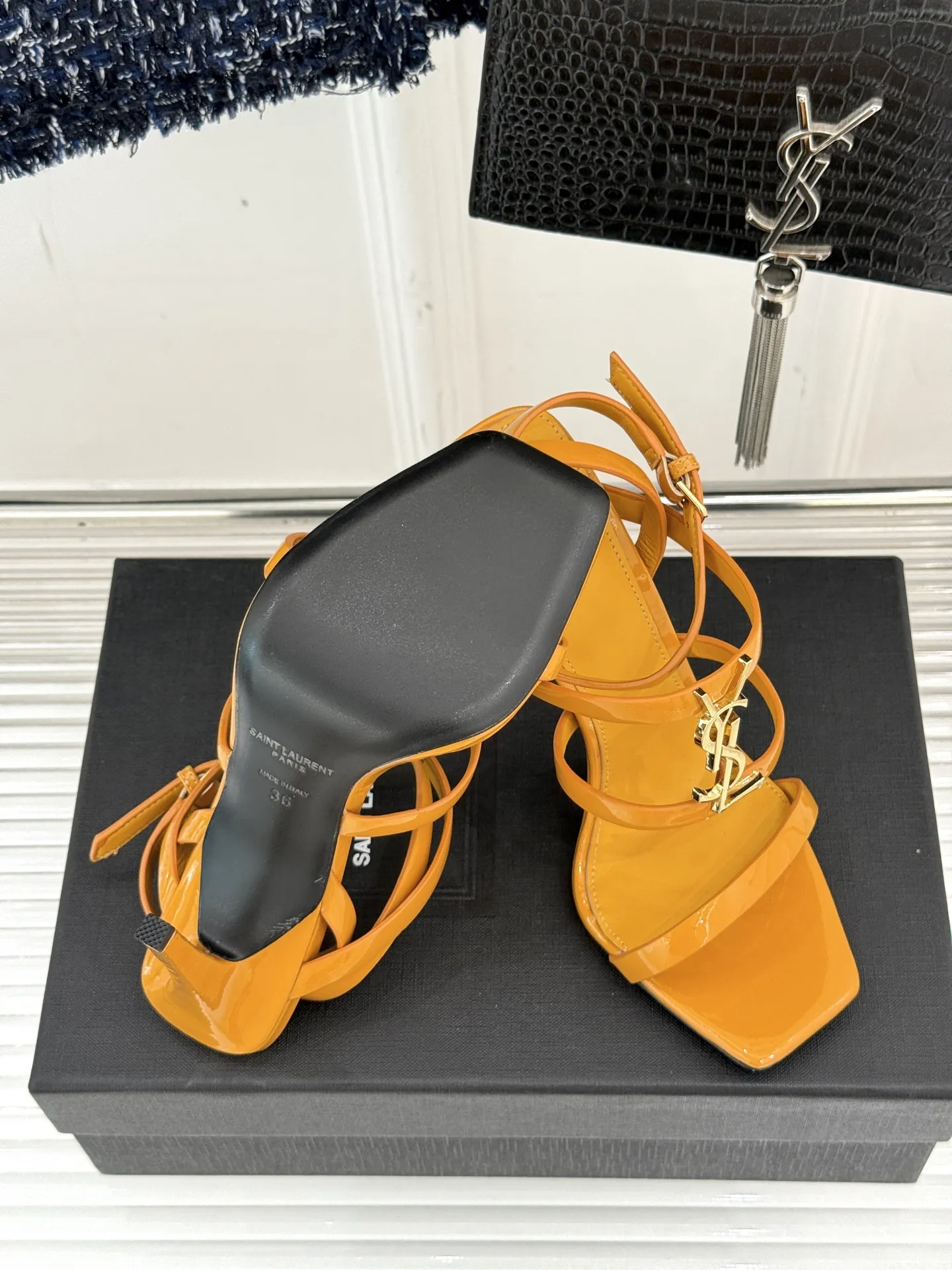 Saint Lauren新作オレンジハイヒールサンダル - 画像 (10)