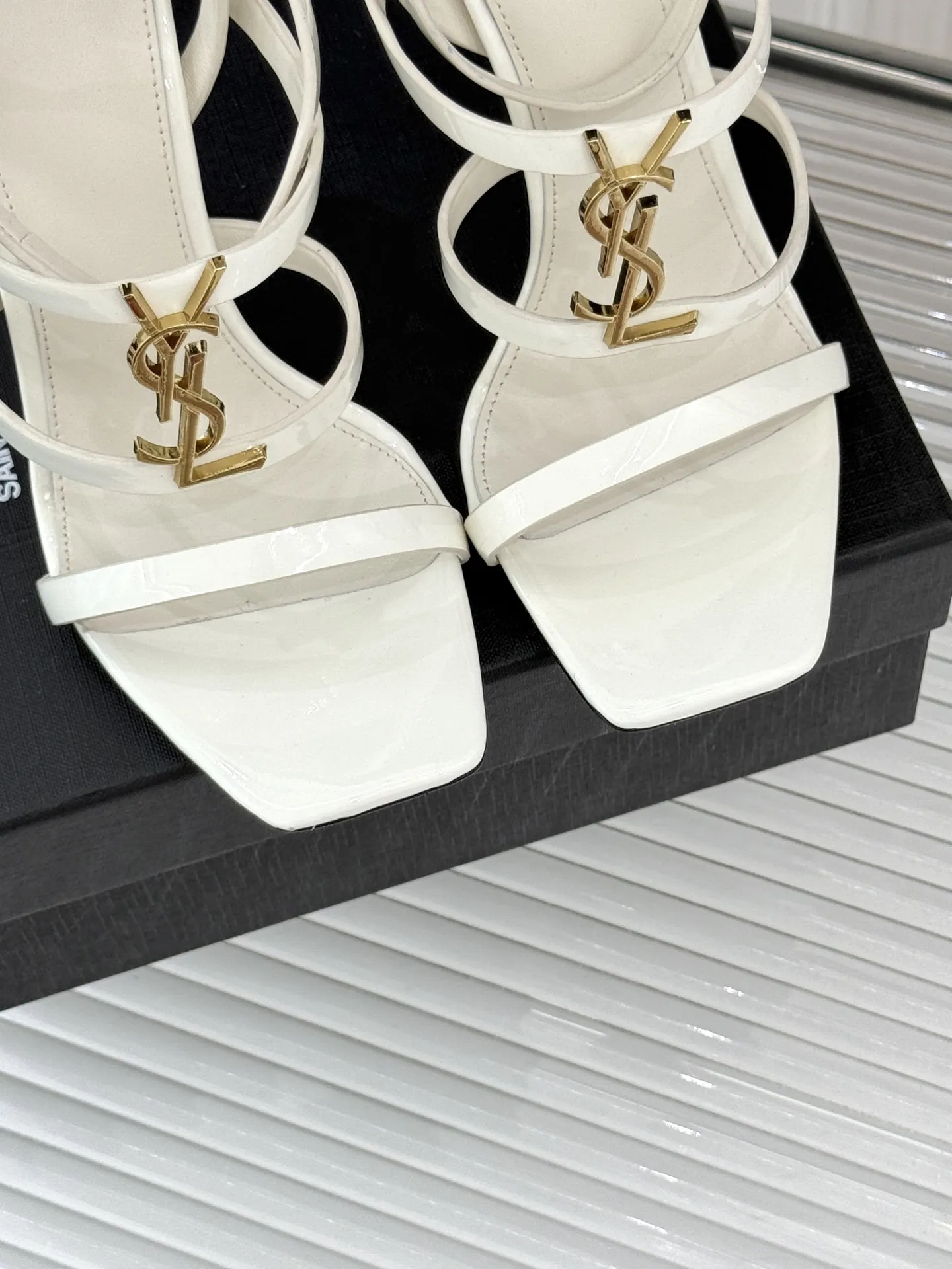 Saint Laurent ホワイト ハイヒールサンダル 新作 - 画像 (8)