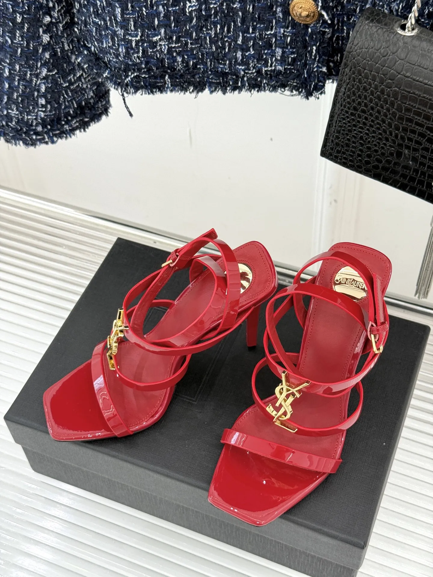 Saint Lauren新作レッドスティレットヒールサンダル - 画像 (3)