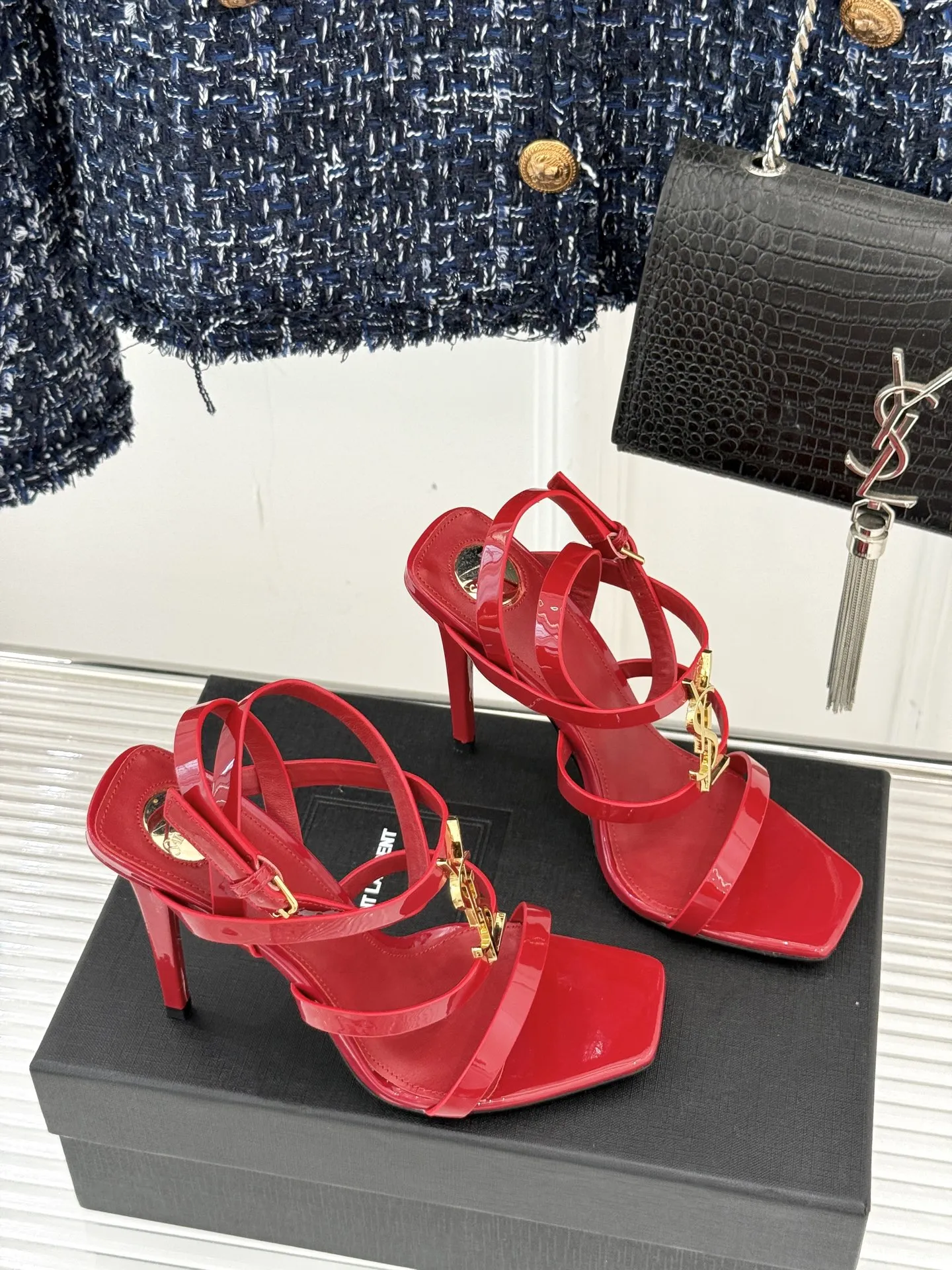Saint Lauren新作レッドスティレットヒールサンダル - 画像 (4)