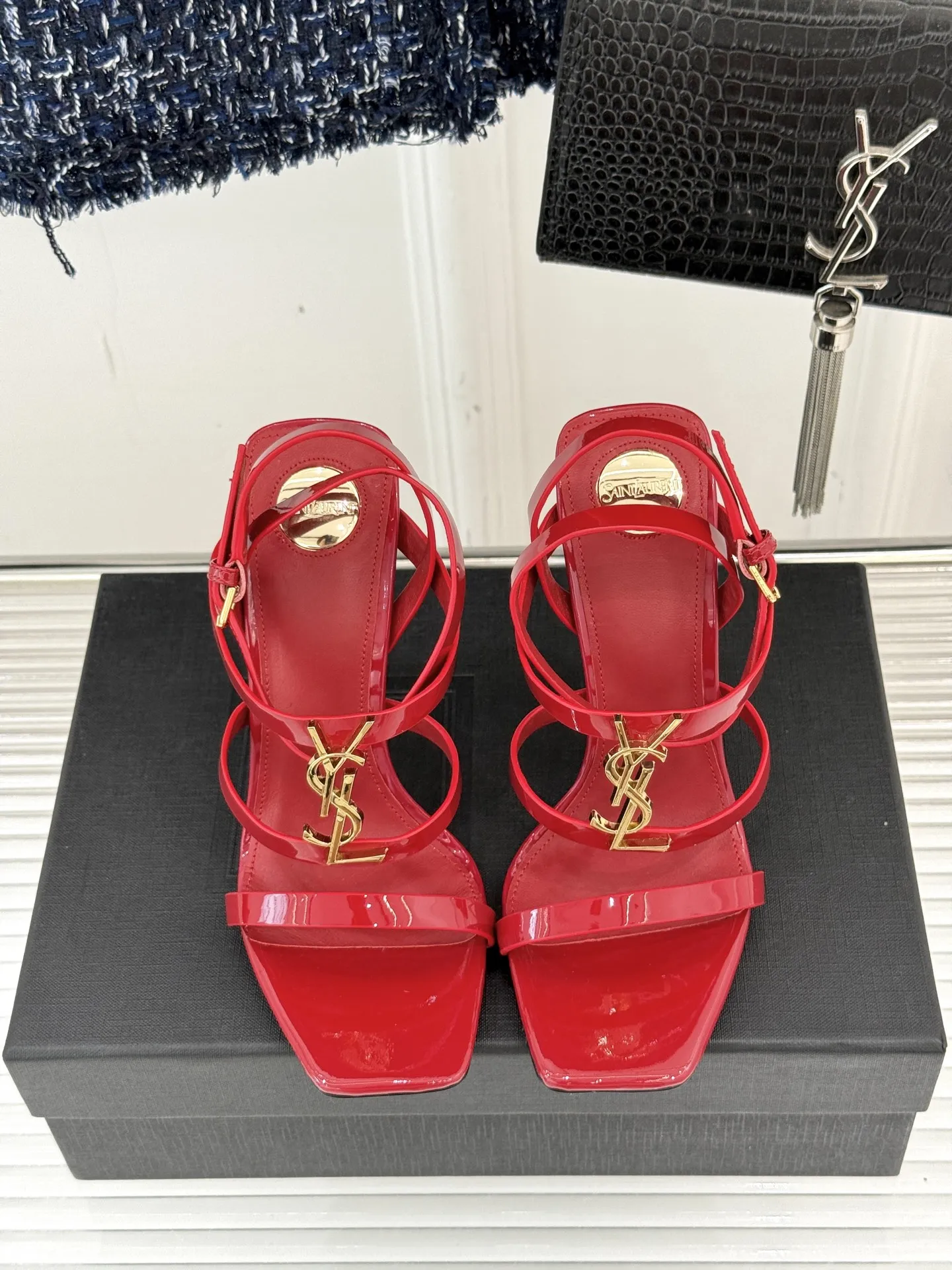 Saint Lauren新作レッドスティレットヒールサンダル - 画像 (5)