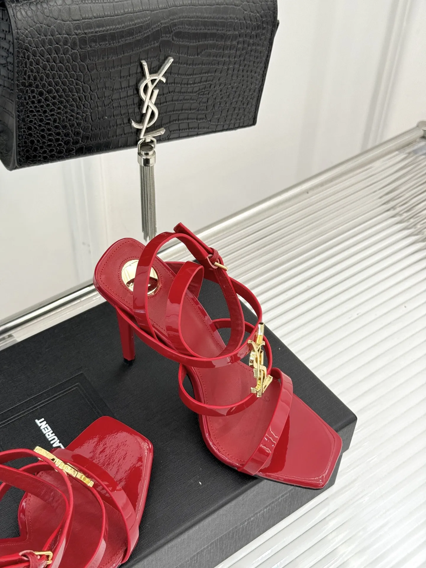 Saint Lauren新作レッドスティレットヒールサンダル - 画像 (6)