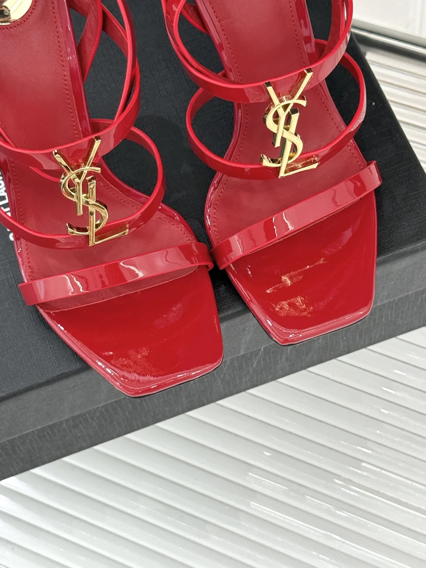 Saint Lauren新作レッドスティレットヒールサンダル - 画像 (8)