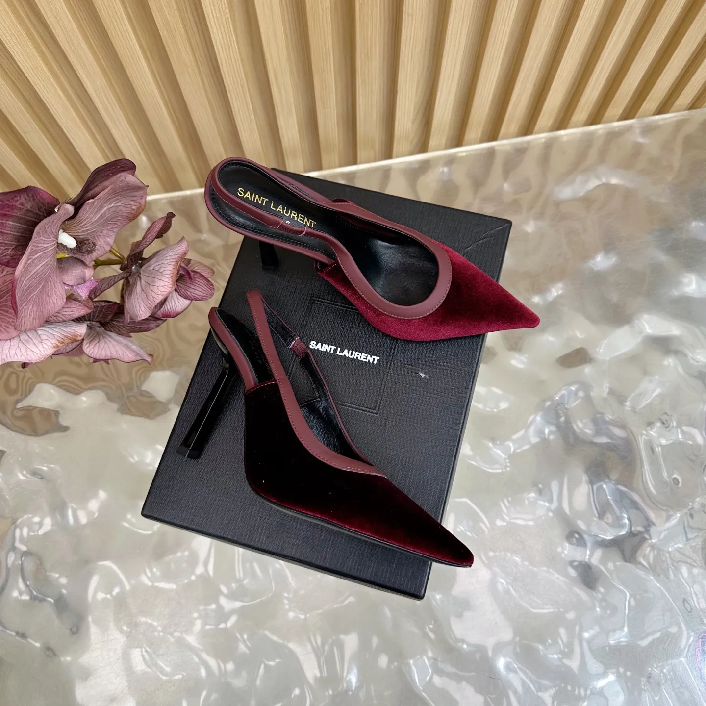 SAINT LAURENT 新作ワインレッドスティレットヒールサンダル - 画像 (3)