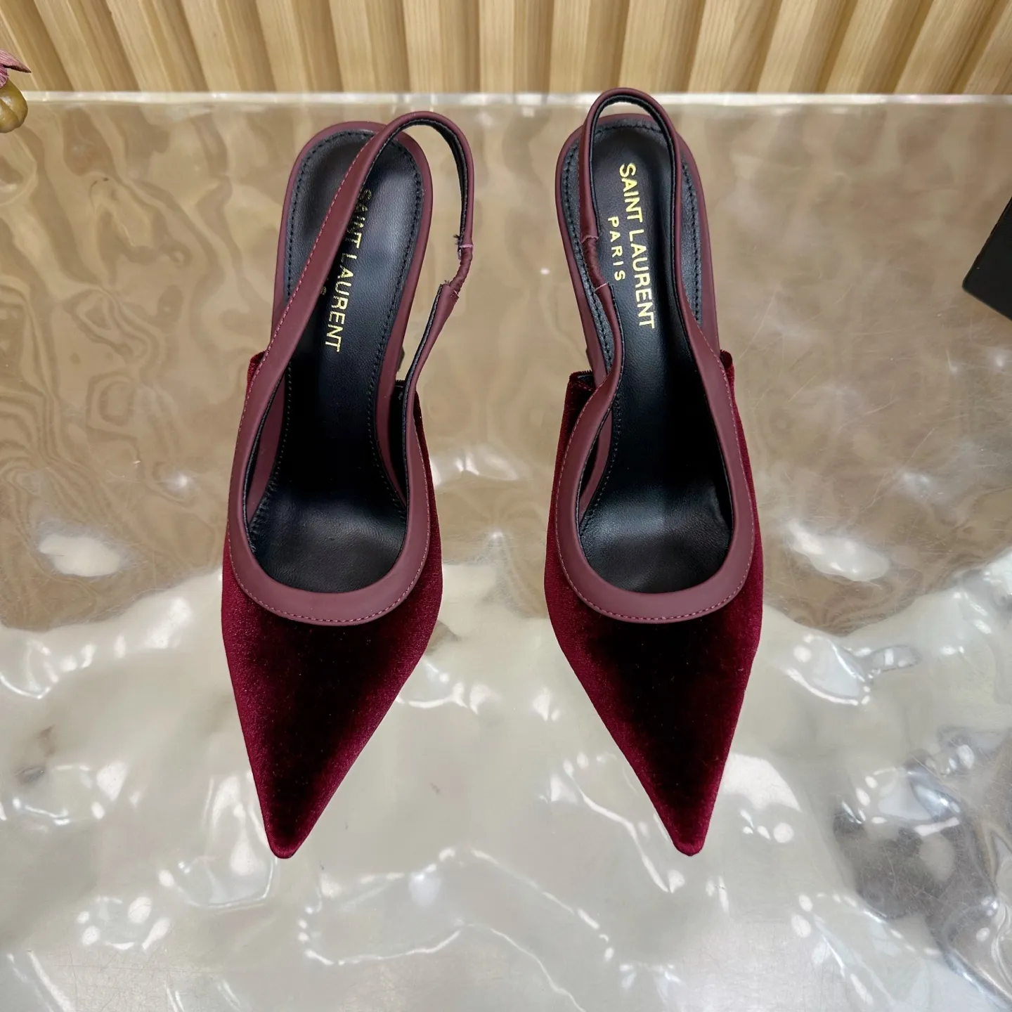 SAINT LAURENT 新作ワインレッドスティレットヒールサンダル - 画像 (6)