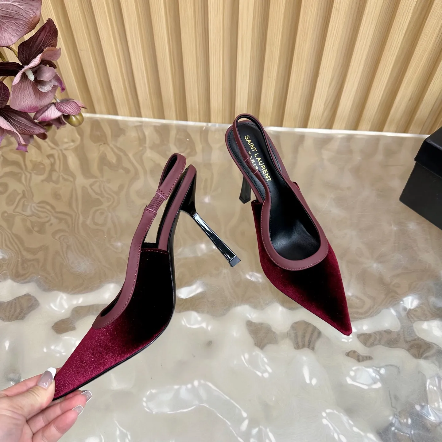SAINT LAURENT 新作ワインレッドスティレットヒールサンダル - 画像 (8)