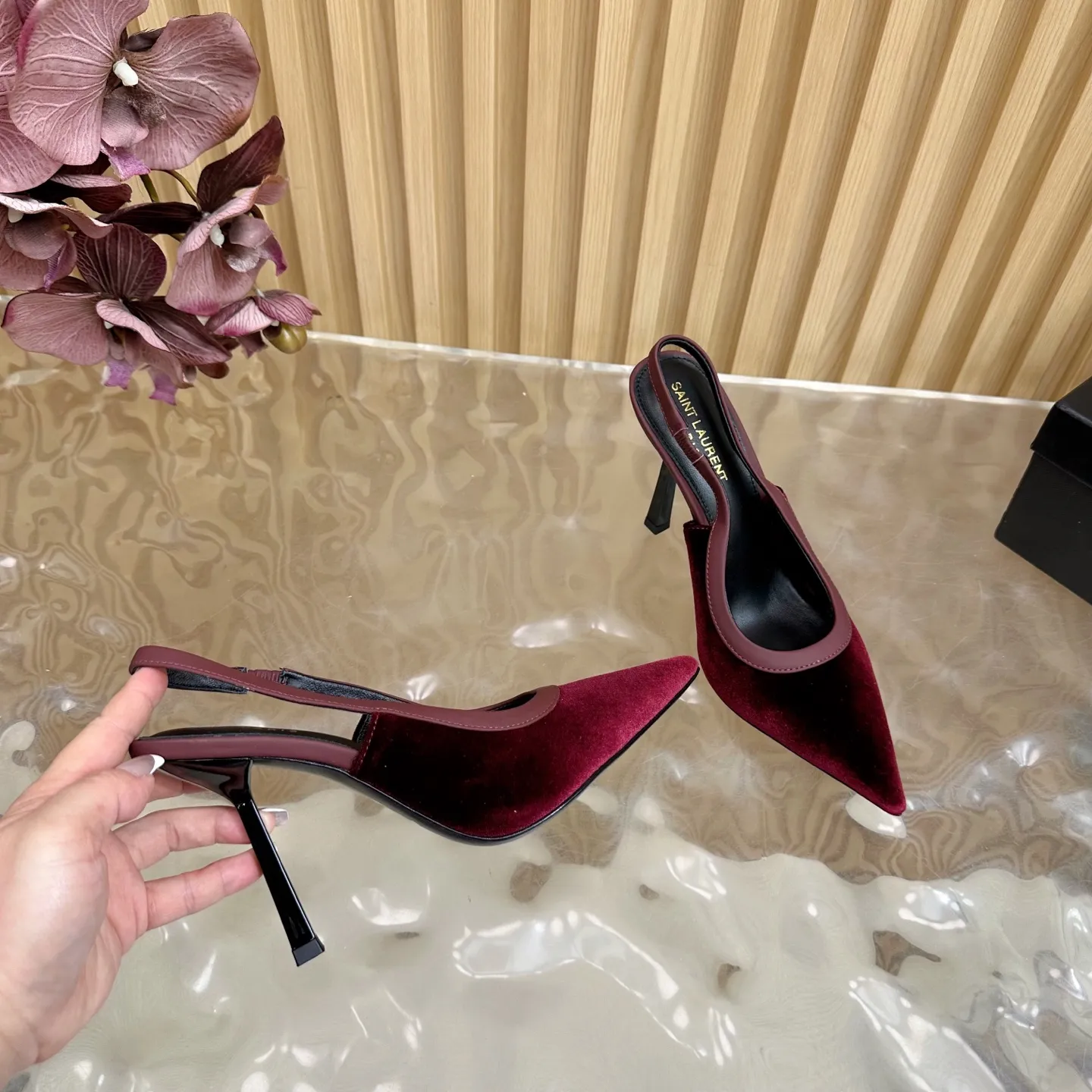 SAINT LAURENT 新作ワインレッドスティレットヒールサンダル - 画像 (9)