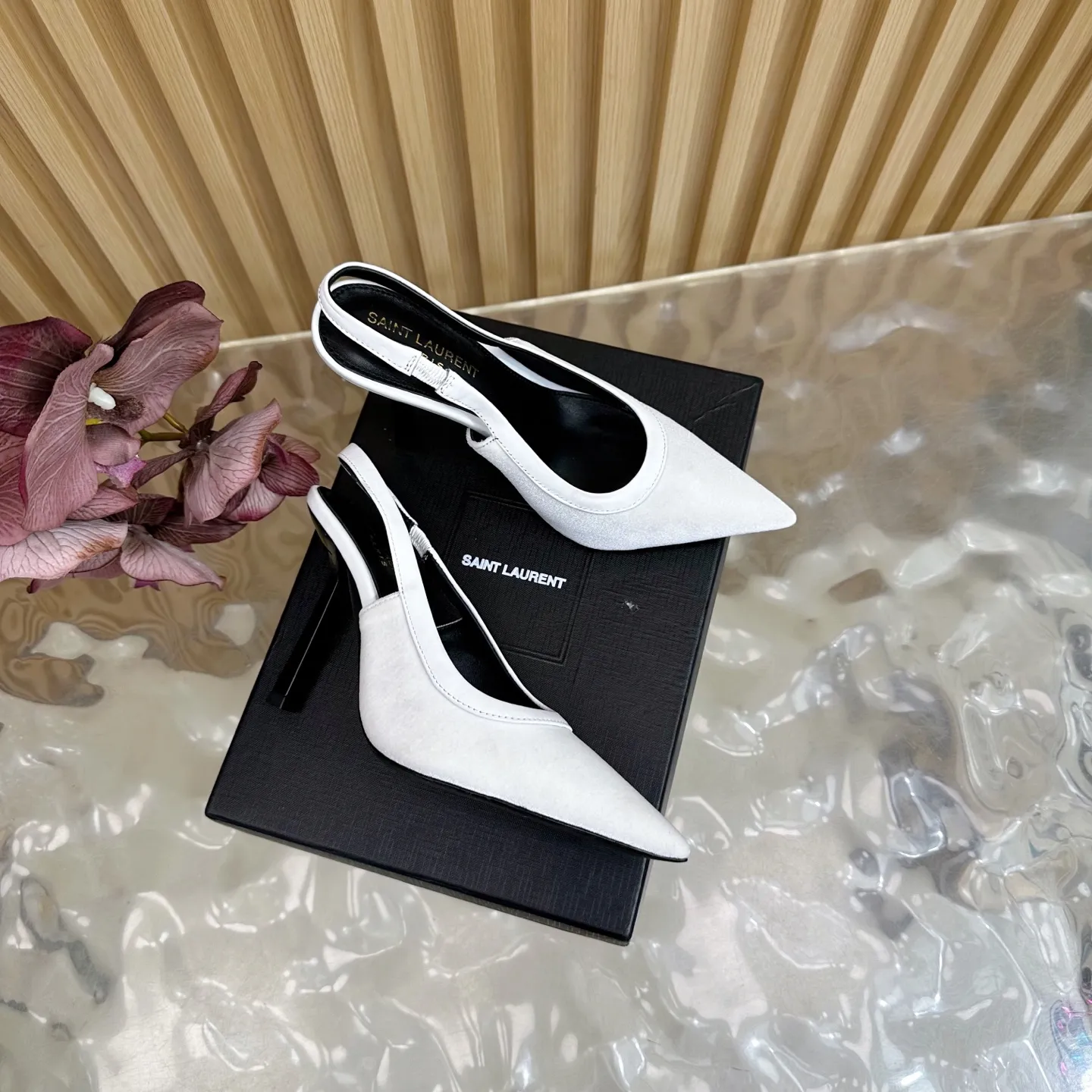 SAINT LAURENT 新作白いスティレットヒールサンダル - 画像 (3)
