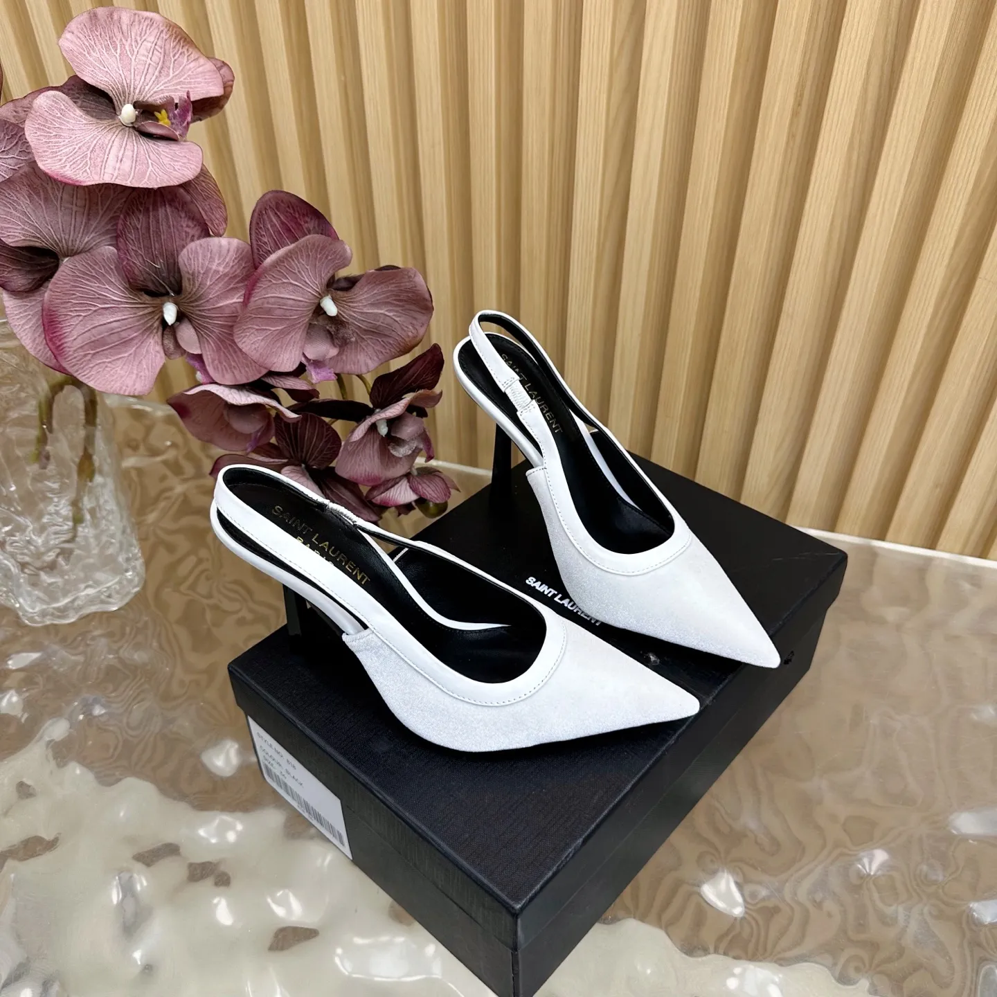 SAINT LAURENT 新作白いスティレットヒールサンダル - 画像 (4)