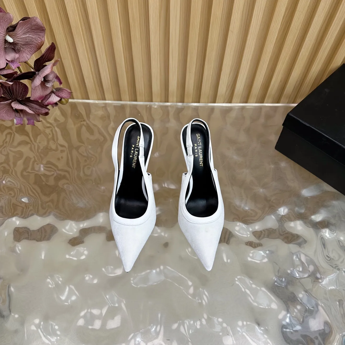 SAINT LAURENT 新作白いスティレットヒールサンダル - 画像 (5)