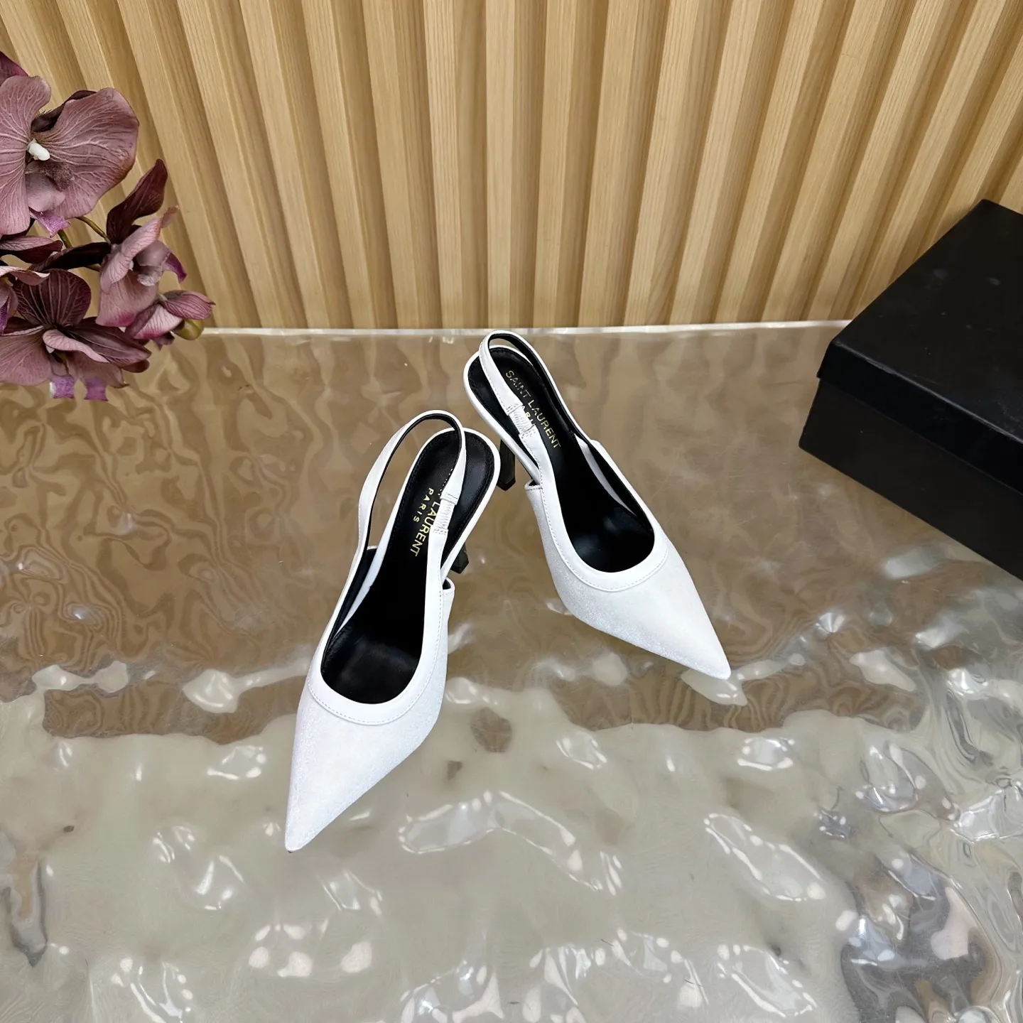 SAINT LAURENT 新作白いスティレットヒールサンダル - 画像 (7)