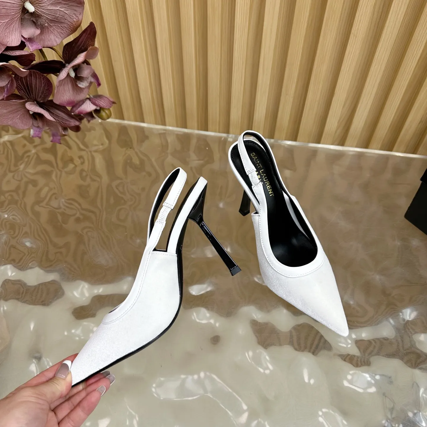 SAINT LAURENT 新作白いスティレットヒールサンダル - 画像 (8)