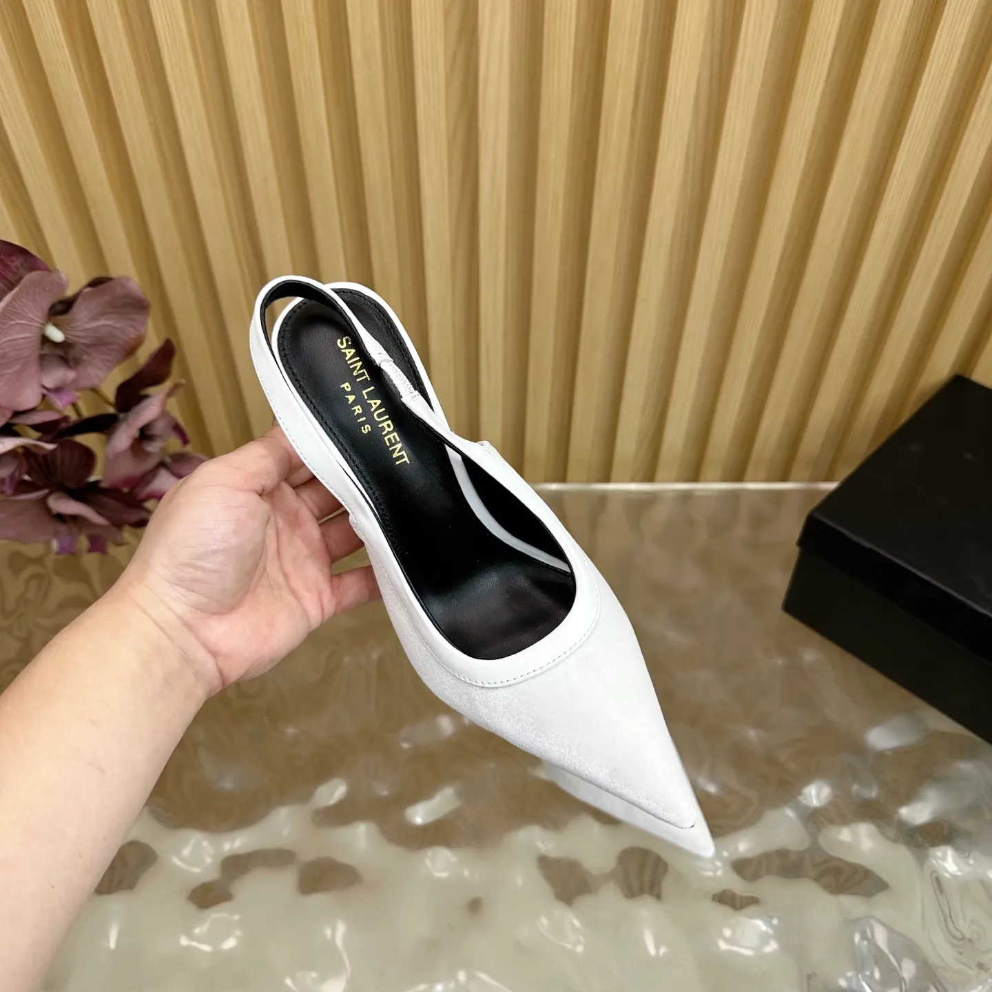 SAINT LAURENT 新作白いスティレットヒールサンダル - 画像 (9)