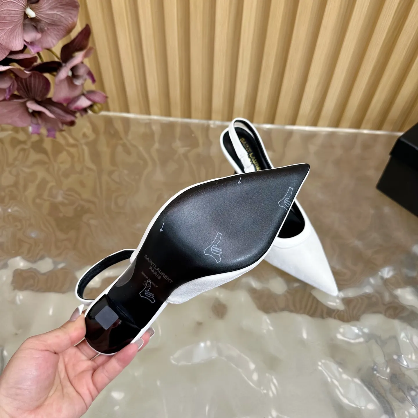 SAINT LAURENT 新作白いスティレットヒールサンダル - 画像 (10)