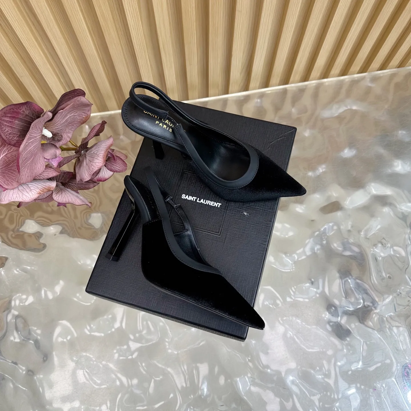 SAINT LAURENT 新作黒いスティレットヒールサンダル - 画像 (3)