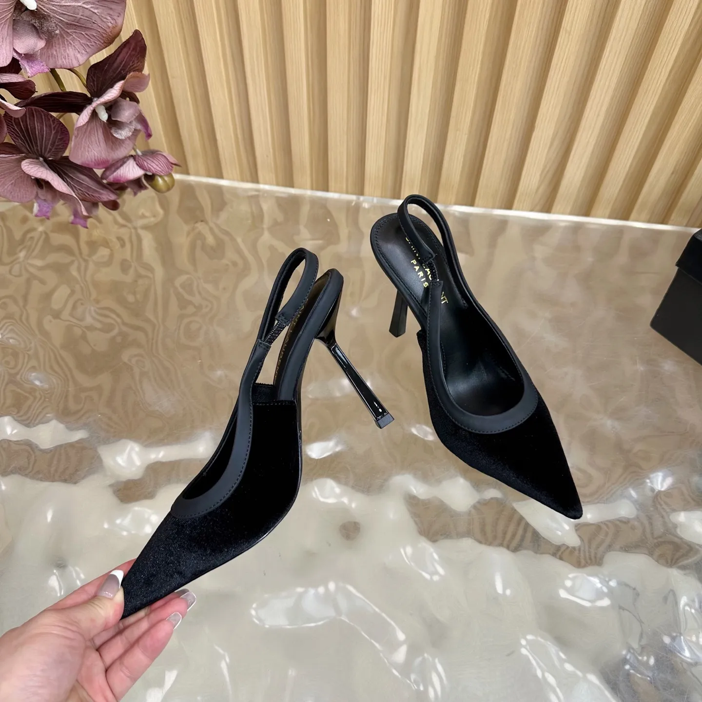 SAINT LAURENT 新作黒いスティレットヒールサンダル - 画像 (7)