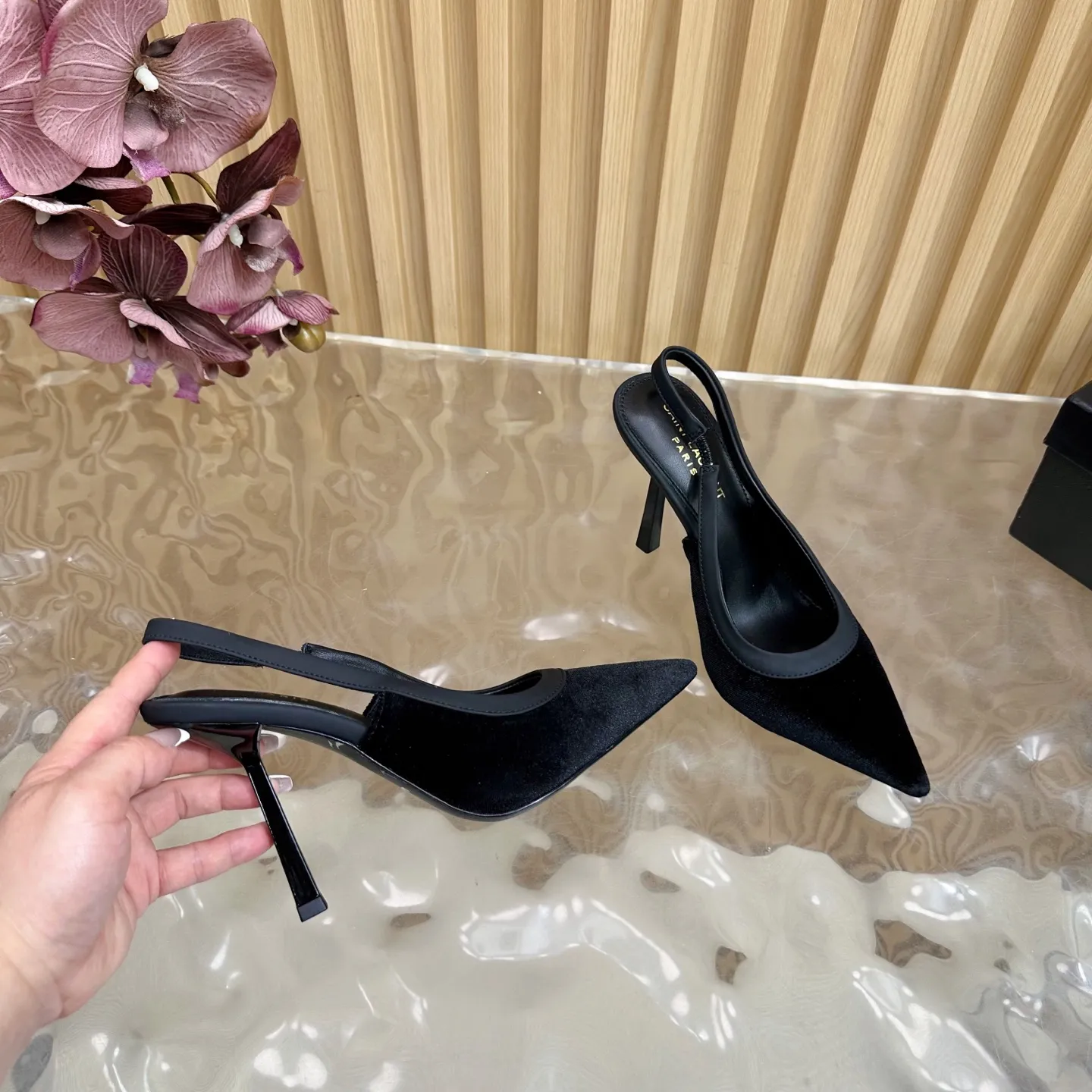 SAINT LAURENT 新作黒いスティレットヒールサンダル - 画像 (9)