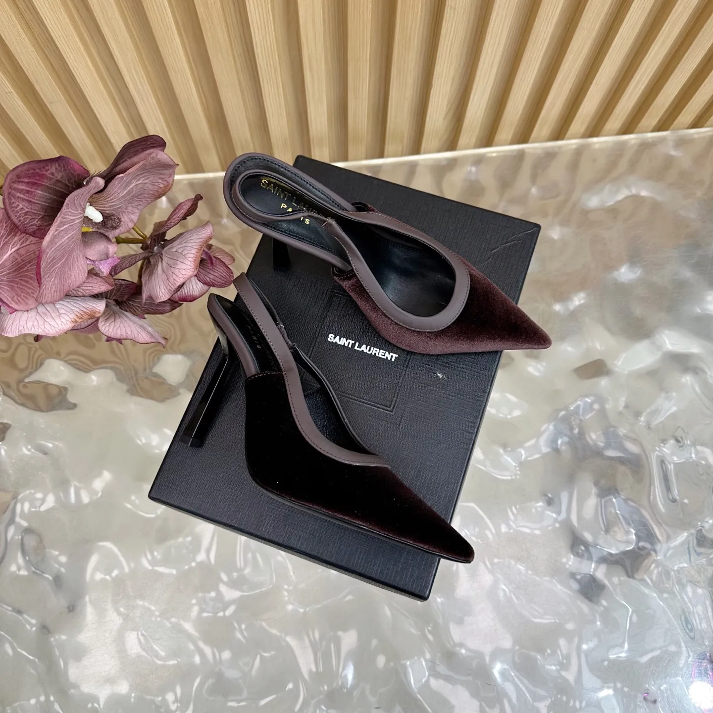 SAINT LAURENT 新作ワインレッドスティレットヒールサンダル - 画像 (3)