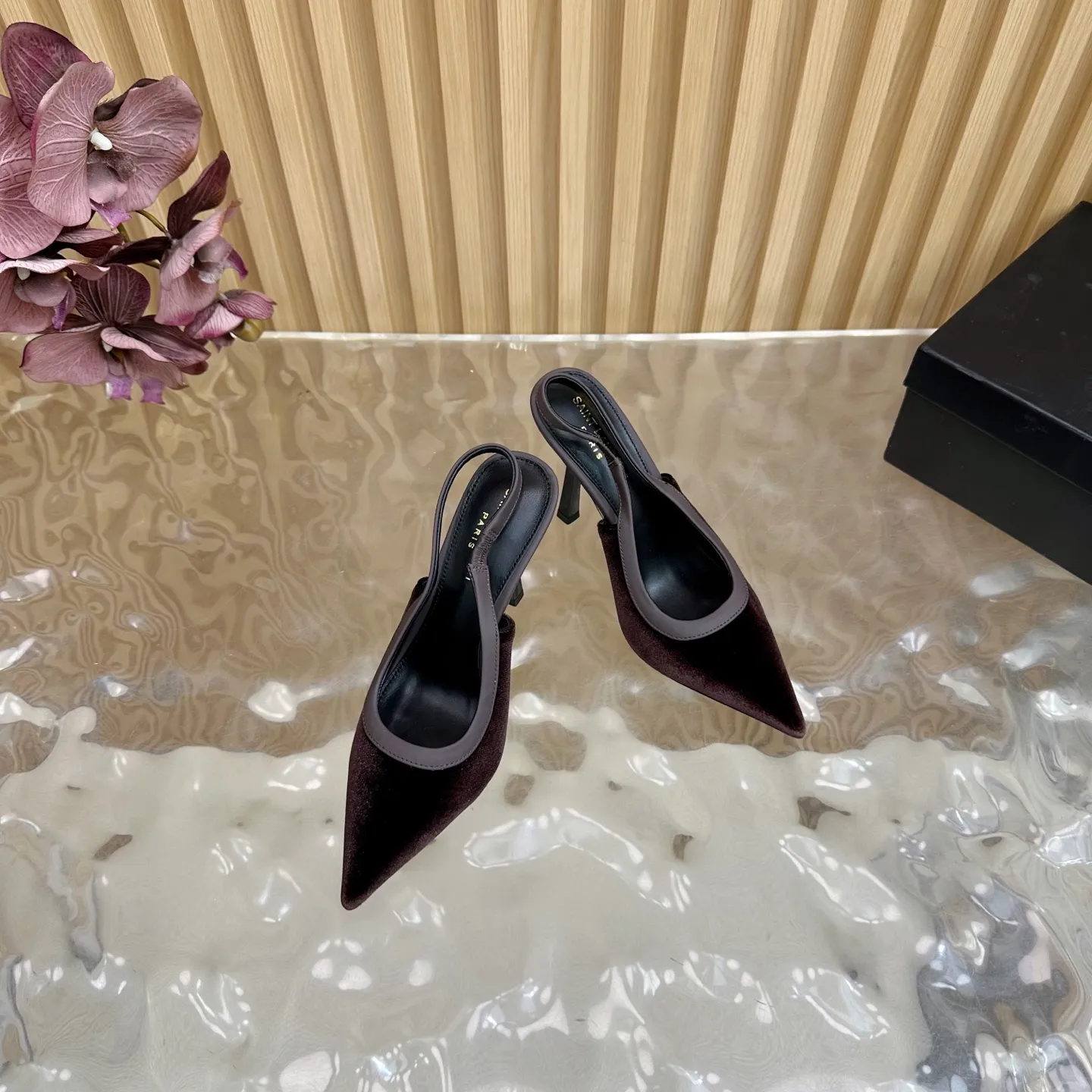 SAINT LAURENT 新作ワインレッドスティレットヒールサンダル - 画像 (7)