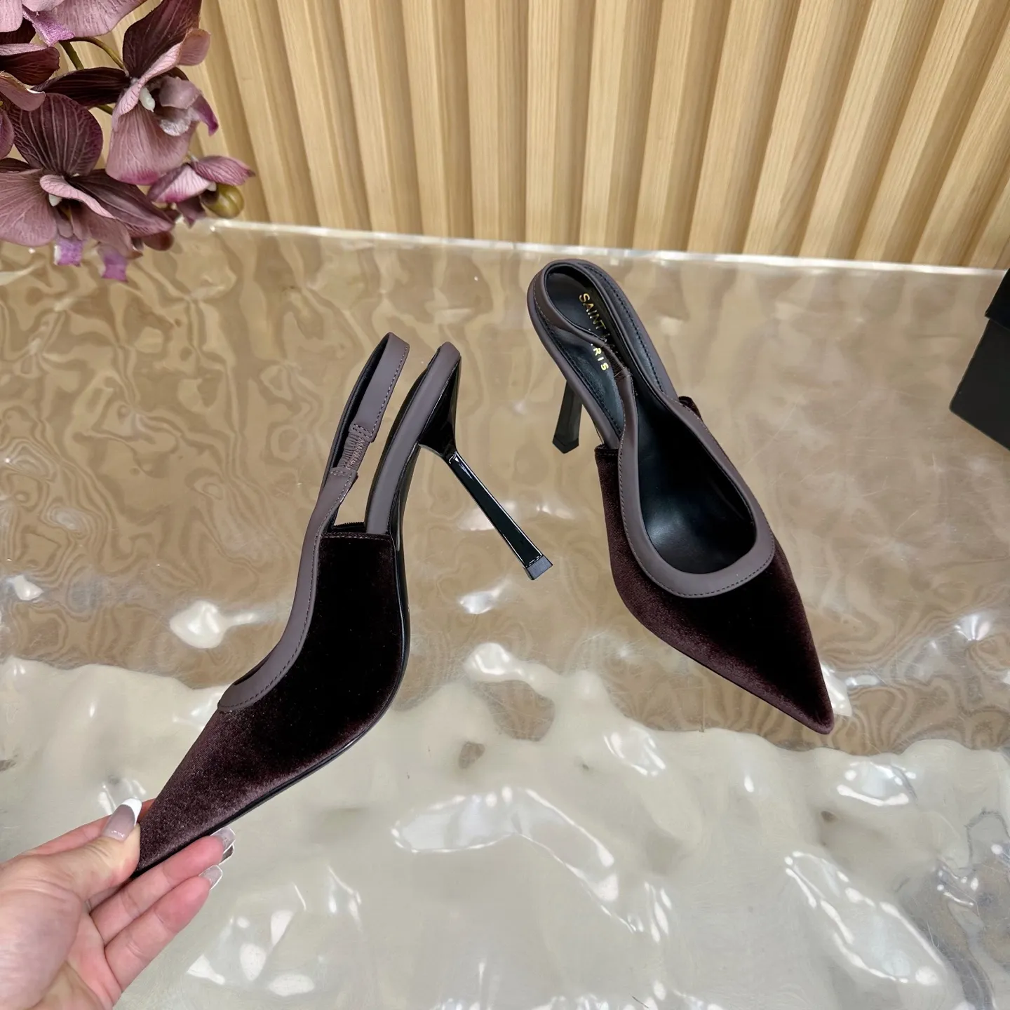 SAINT LAURENT 新作ワインレッドスティレットヒールサンダル - 画像 (8)