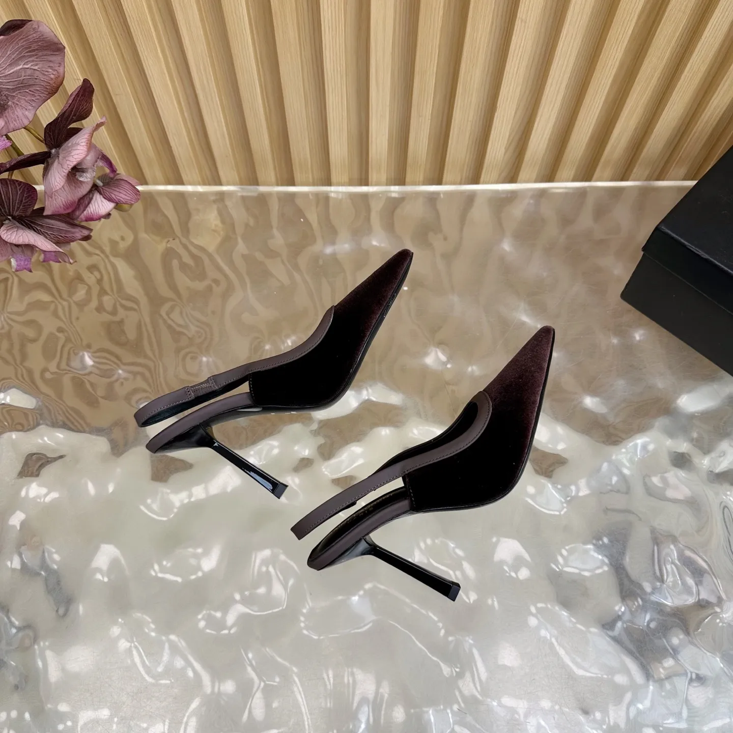 SAINT LAURENT 新作ワインレッドスティレットヒールサンダル - 画像 (10)