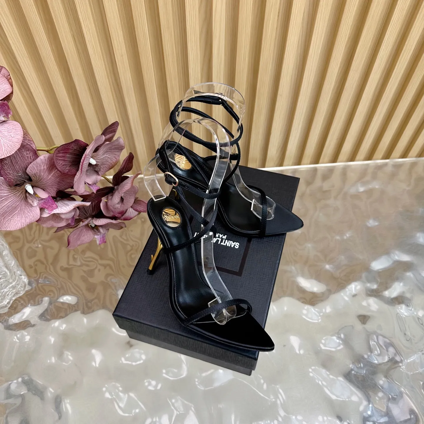 SAINT LAURENT 新作黒いスティレットヒールサンダル - 画像 (3)