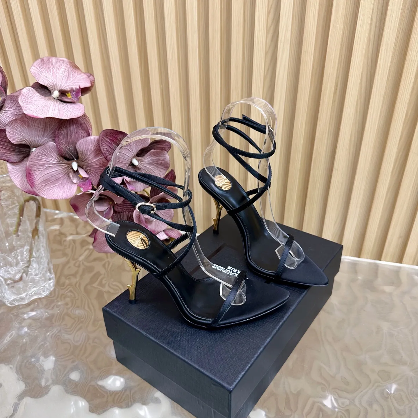 SAINT LAURENT 新作黒いスティレットヒールサンダル - 画像 (4)