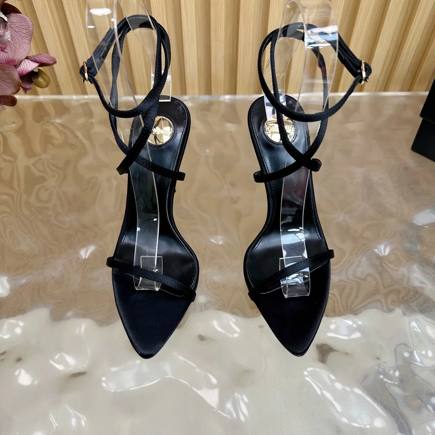 SAINT LAURENT 新作黒いスティレットヒールサンダル - 画像 (6)