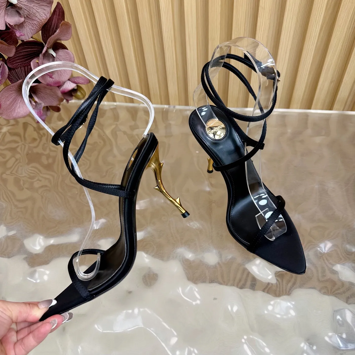 SAINT LAURENT 新作黒いスティレットヒールサンダル - 画像 (10)