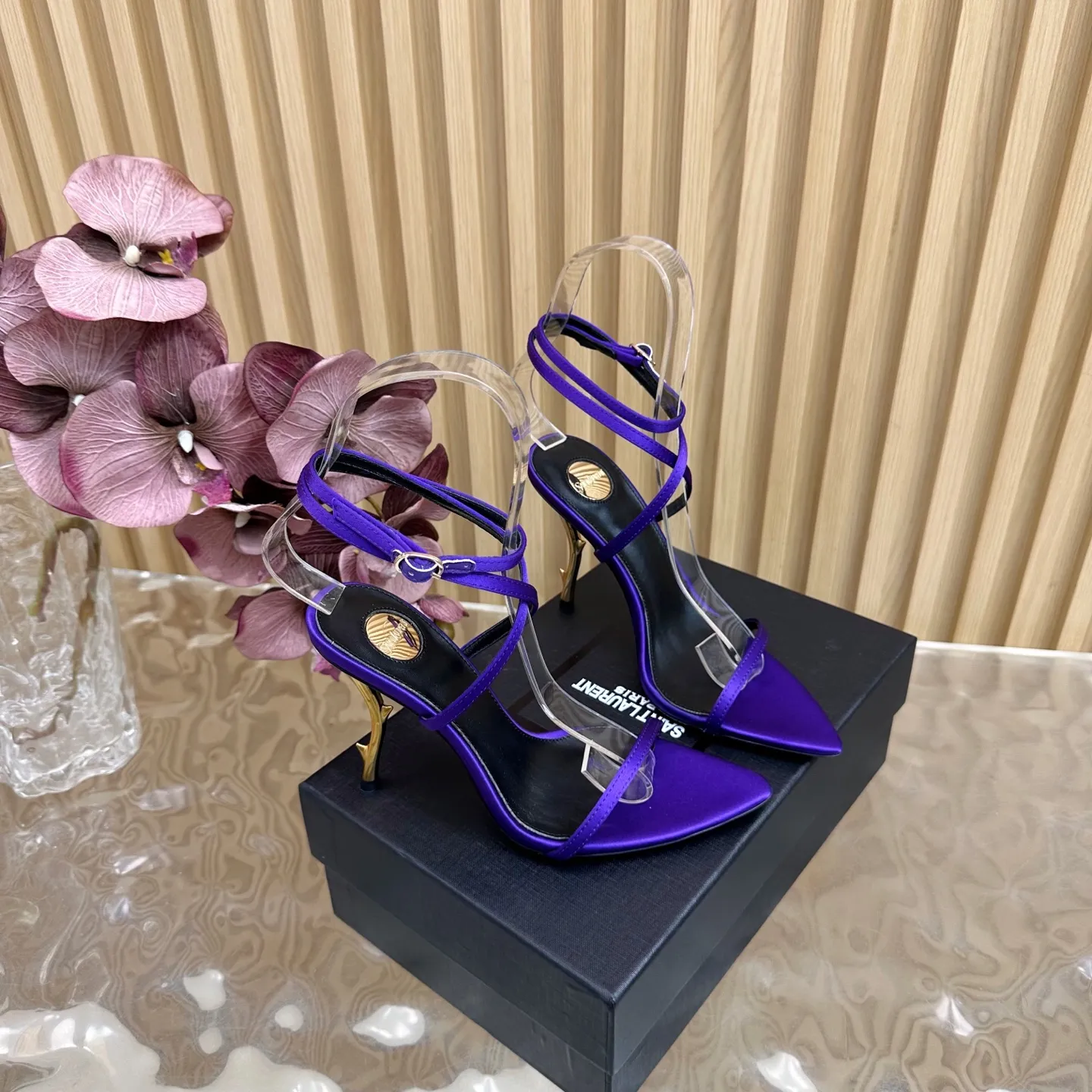 SAINT LAURENT 新作紫色スティレットヒールサンダル - 画像 (4)