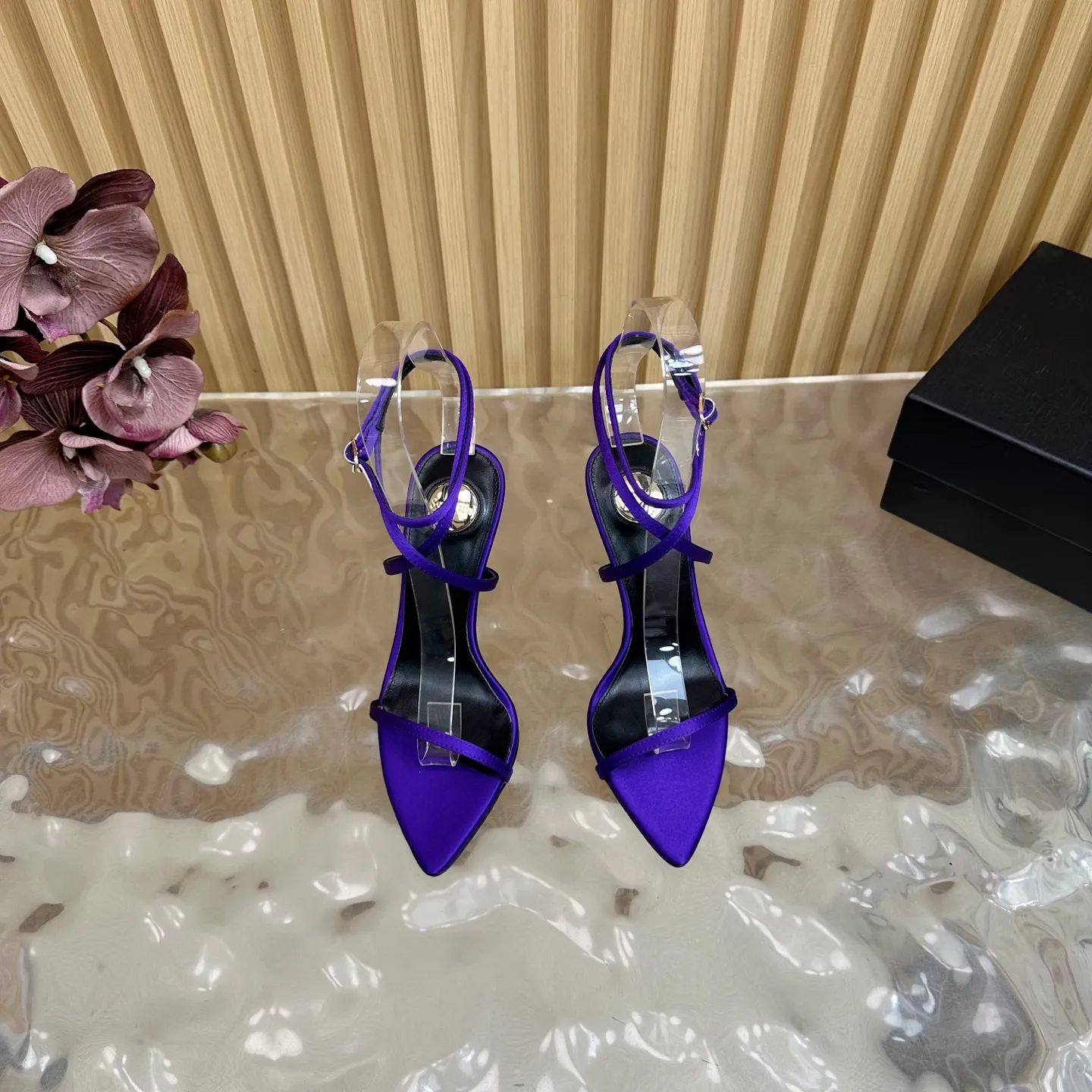 SAINT LAURENT 新作紫色スティレットヒールサンダル - 画像 (5)