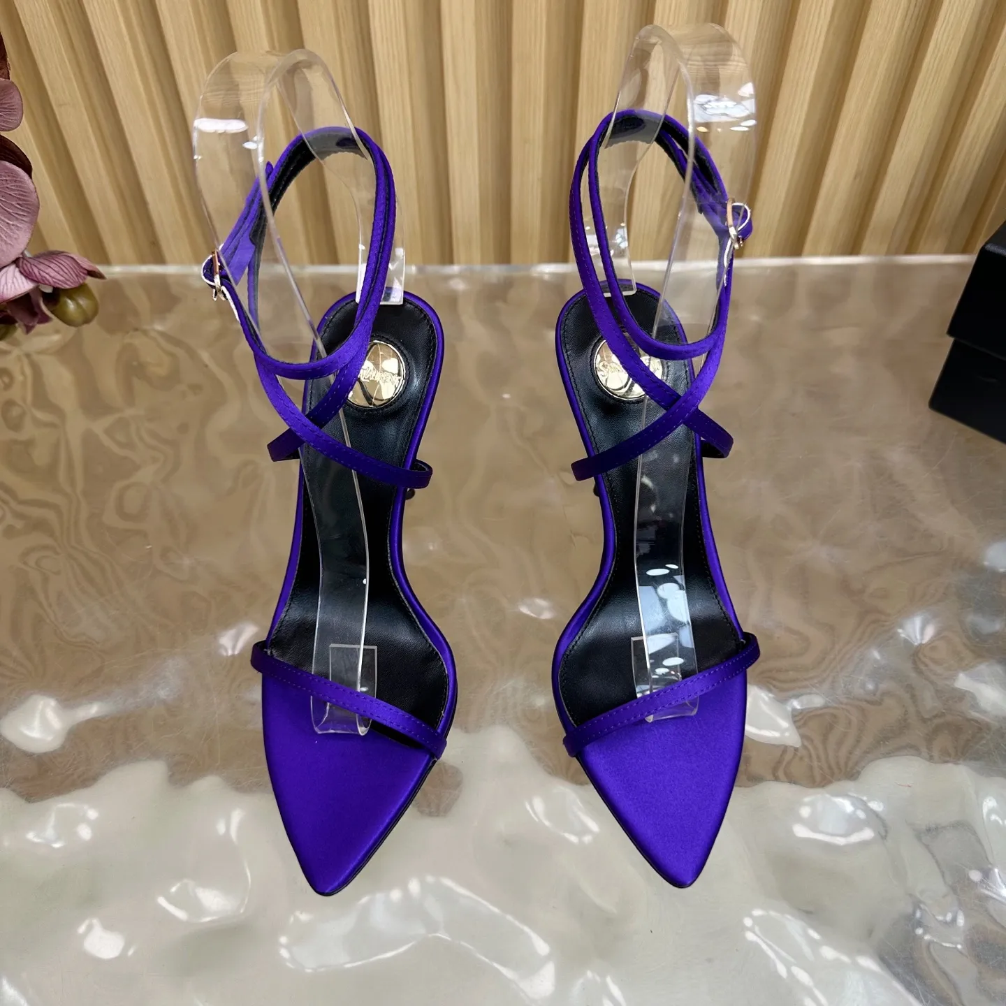 SAINT LAURENT 新作紫色スティレットヒールサンダル - 画像 (6)