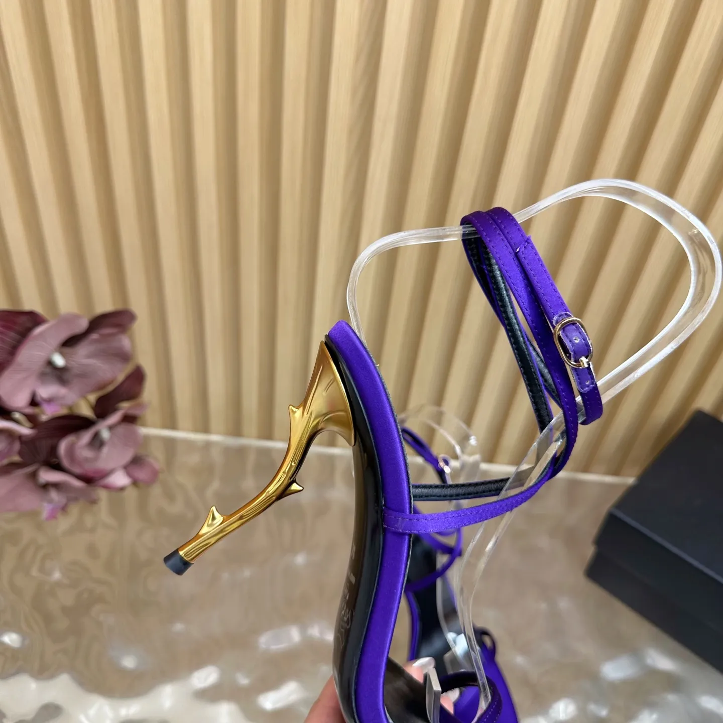 SAINT LAURENT 新作紫色スティレットヒールサンダル - 画像 (8)