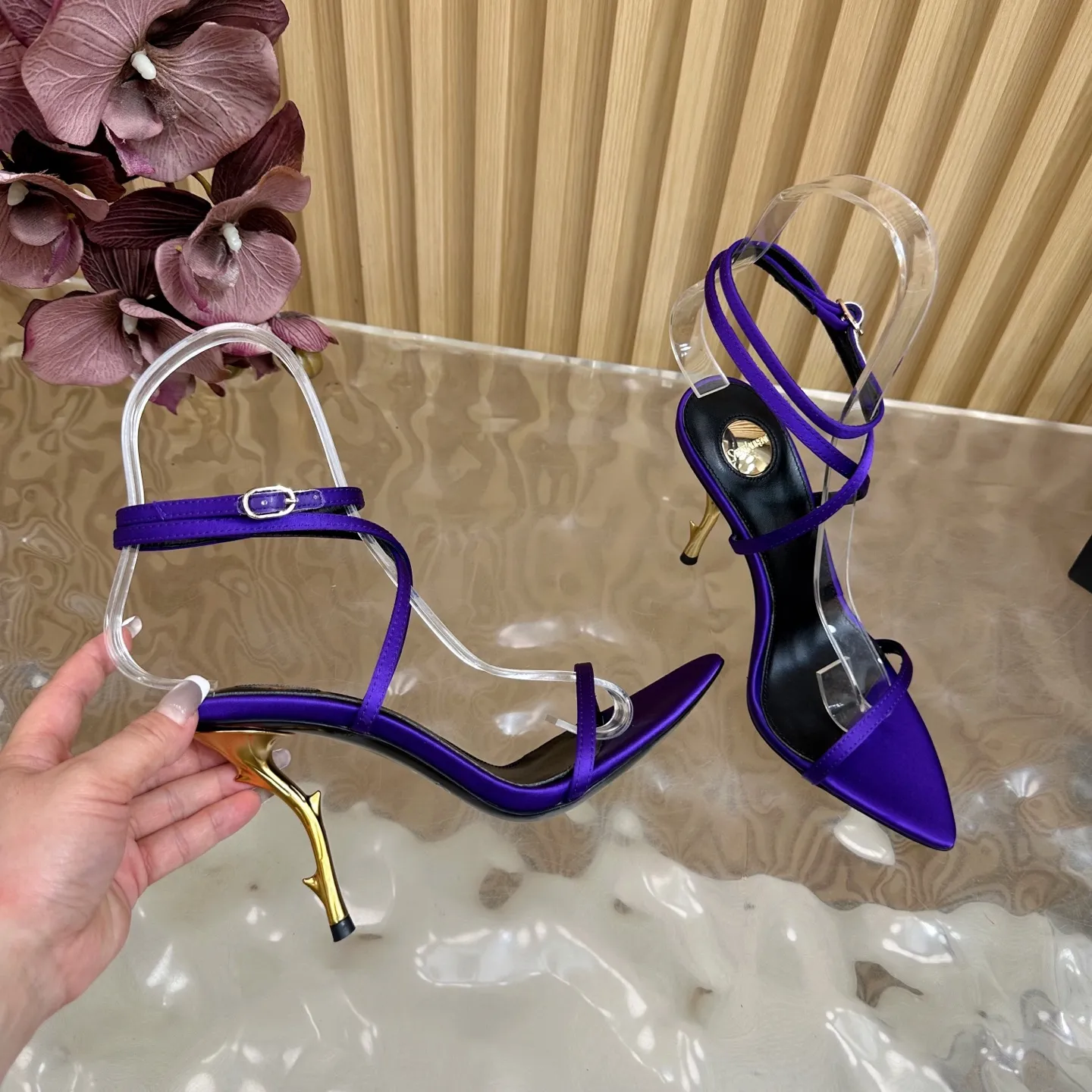 SAINT LAURENT 新作紫色スティレットヒールサンダル - 画像 (9)
