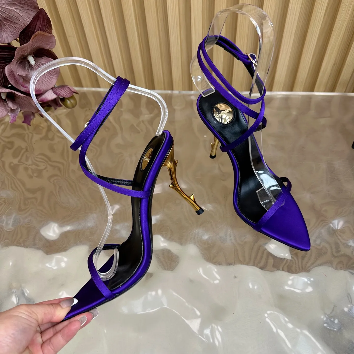 SAINT LAURENT 新作紫色スティレットヒールサンダル - 画像 (10)